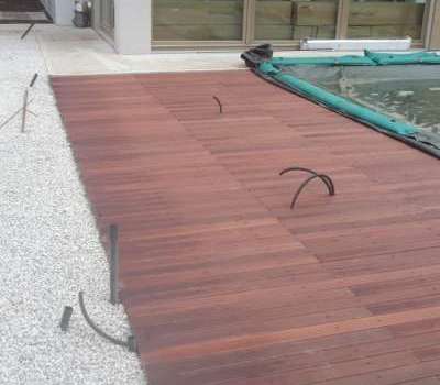 Posa decking da esterno in legname esotico